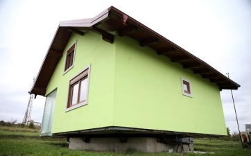 В Боснии 72-летний пенсионер построил для жены вращающийся дом
