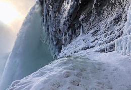 Оставьте водопад в покое: Ниагара хоть и во льду, но не замерзла. Фото