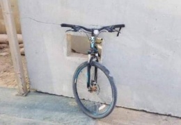  Злая шутка над велосипедистом