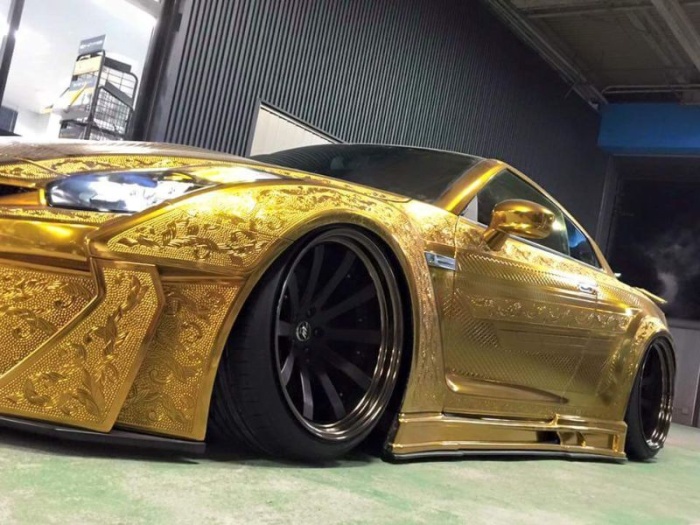 Резной Nissan GT-R в золотых доспехах