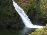  В Великобритании 6-летняя девочка упала в водопад высотой 30 метров и чудом осталась жива