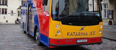 Библиотечный автобус KATARINA JEE приезжает на парад.