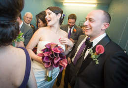  Молодожены и их гости застряли в лифте в день свадьбы