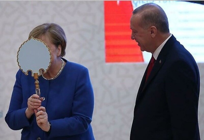 "Я ль на свете всех милее, Всех румяней и белее?": Меркель подарили зеркальце