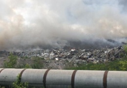 Пожар на городской свалке в Челябинске тушат почти сутки