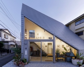 Треугольный дом в Японии