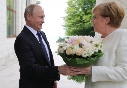 Путин обещал Меркель продолжить транзит газа через Украину после запуска "Северного потока 2"
