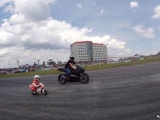 Четырехлетний пацан гоняет на мотоцикле как профессионал