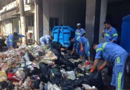 Шанхайские дворники три часа копались в пяти тоннах мусора, чтобы найти потерянный туристами iPhone 
