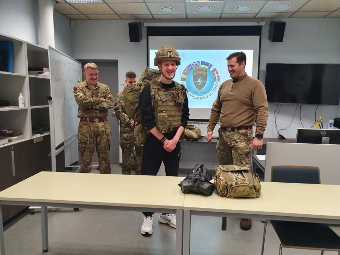 Нарвские гимназисты пообщались с офицерами НАТО