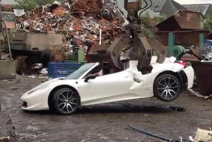 Душераздирающие кадры: полиция изъяла и уничтожила Ferrari за 280 тысяч долларов