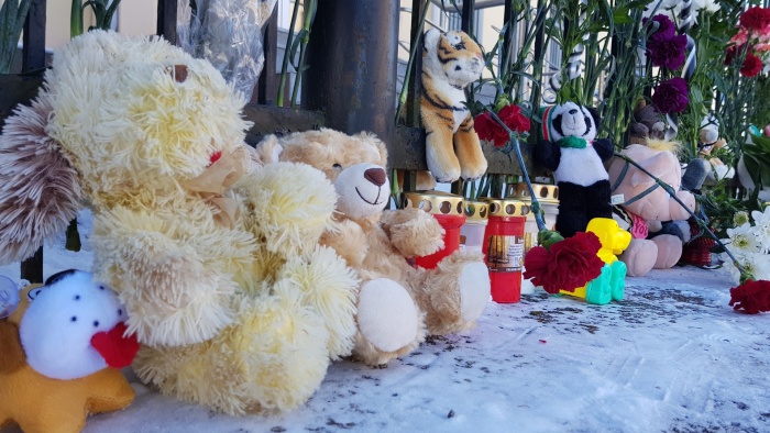 нарвитяне соболезнуют жителям Кемерово и несут цветы к генконсульству России 