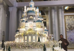 Невероятный кулинарный шедевр создал известный российский «мастер тортов» Ренат Агзамов к свадебному торжеству в Шымкенте.