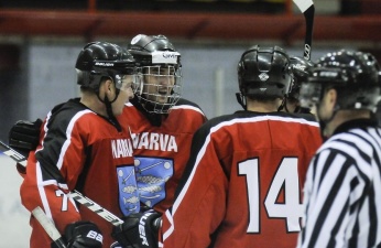 Нарвские хоккеисты обыграли столичных "пантер" 