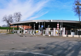 Через границу в Нарве пытались вывезти сумку Louis Vuitton и более 5000 евро