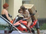 Как уместить на багажнике мотоцикла девушку и системный блок