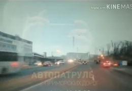 На YouTube попало ВИДЕО, как автоледи протаранила толпу пешеходов на переходе во Владивостоке