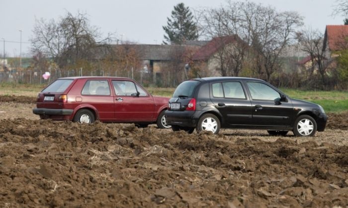 Хорватский фермер распахал землю на самовольной стоянке, заблокировав около 50 машин