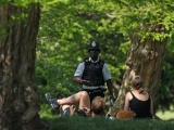Британцам разрешат загорать в парках и заниматься спортом неограниченное время