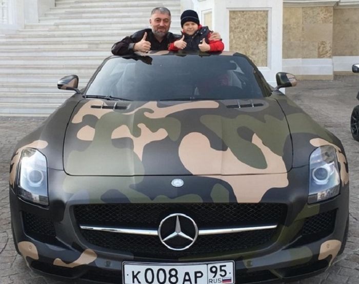 8-летнему сыну Рамзана Кадырова Адаму на День рождения подарили спорткар Mercedes-Benz SLS AMG