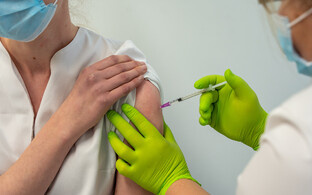 В Харьюмаа, Ида-Вирумаа и Пярнумаа начинается вакцинация от COVID-19 людей старше 80 лет 