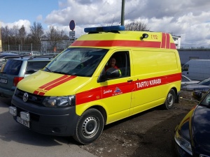 В Тарту обрушилась плитняковая подпорная стена, спасатели ищут пострадавших
