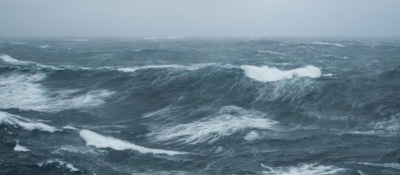 Сильный ветер поднимет на Балтийском море волны до трех метров