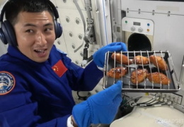 Китайцы первыми в мире приготовили куриные крылышки на орбите — на станции «Тяньгун» установили духовку (видео)