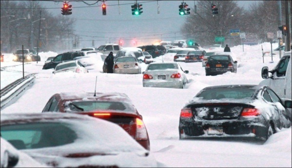 Снежный шторм "Немо" парализовал движение на улицах Бостона