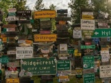  90 000 дорожных знаков в одном из лесов Канады
