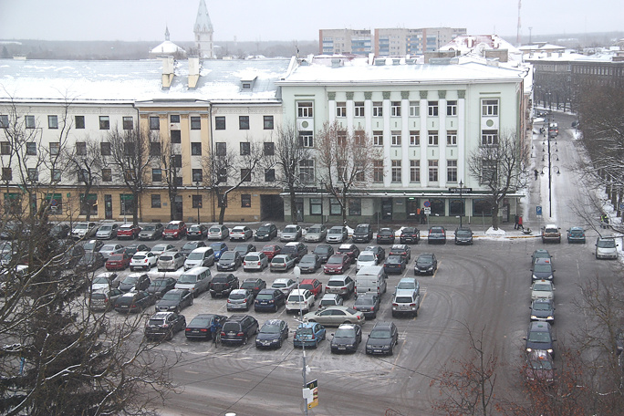Платная парковка на Петровской площади обретает реальные черты
