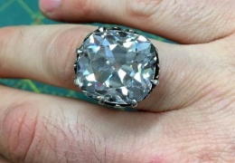  Девушка купила на барахолке кольцо, а оно оказалось с "сюрпризом"
