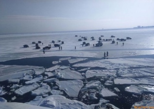 В Хабаровском крае оторвало льдину с 32 рыбаками и 29 автомобилями