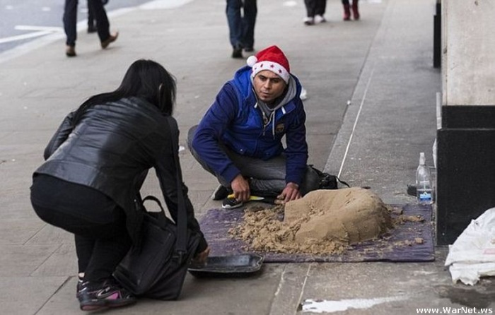  В Лондоне уличный художник создает скульптуры из песка