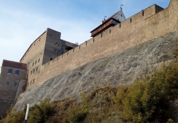 Восточную сторону Нарвского замка укрепят сеткой 