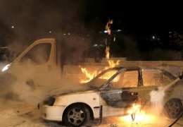 В Нарве на парковке сгорел автомобиль, владелец подозревает поджог 