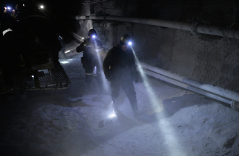 ЧП на шахте "Есаульская": спасатели добрались до заблокированных горняков