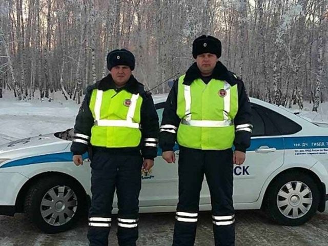  Полицейские спасли дальнобойщика, который едва не замерз на трассе Омск - Новосибирск 