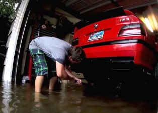 Парень смог спасти свою BMW M3 от наводнения 