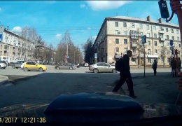 Пешеход уронил светофор