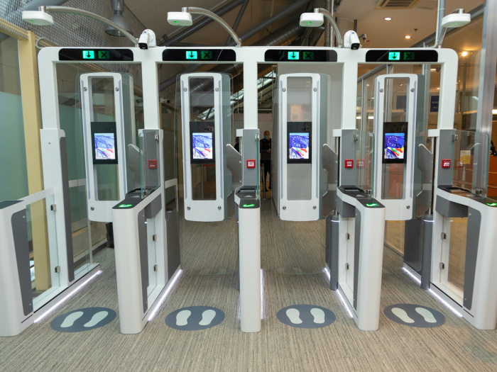 В Таллиннском аэропорту и в Нарве установили автоматизированные ворота пограничного контроля 
