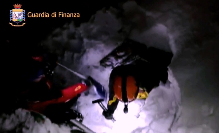 В итальянском отеле, на который сошла лавина, обнаружены 6 выживших 