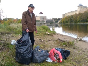 “Берег реки устлан мусором” – у нарвитян есть вопросы к территории променада