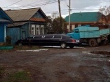 Люксовые машины, странно смотрящиеся на фоне деревень в российской глубинке 