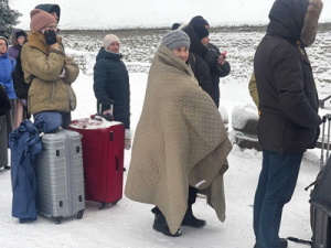 Горячий чай, согревающие стельки – очереди на нарвском погранпункте помогают рядовые жители: «Мимо пройти невозможно»