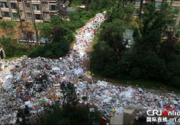 Горы мусора на улицах китайского города Сиань