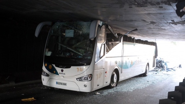 Двухэтажный автобус с туристами лишился крыши в результате ДТП на севере Франции 