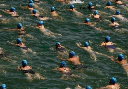Массовый заплыв голубых шапочек в Цюрихском озере