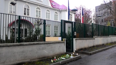 ФОТО: к посольству Франции в Таллинне несут цветы и свечи 