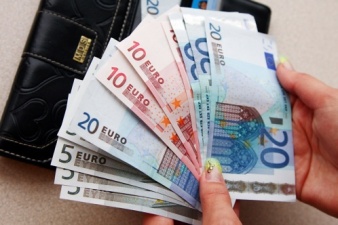Профсоюзы согласились на повышение минимальной зарплаты до 430 евро